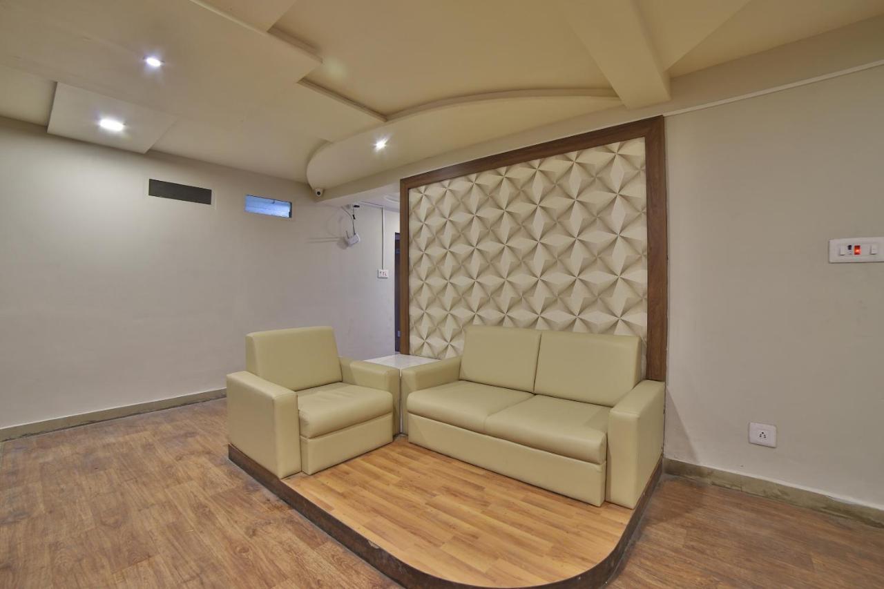 Oyo 41929 Hotel Loyal Residency Dzsámnagar Kültér fotó